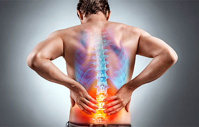 Ayollar butalarga siyadilar Yalang oyoq va yalangoch keksa ayollarning fotosuratlari