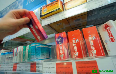 Osiyo ayol külotlarini yechib oladi